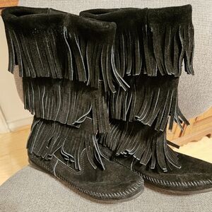 Minnetonka Black Fringe Boots Ladies Size 8 Reasonable Offers Please!!